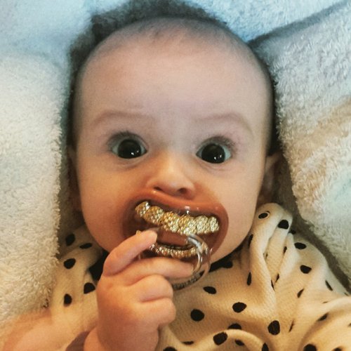 Смешные пустышки для младенцев набирают популярность в Instagram (20 фото)