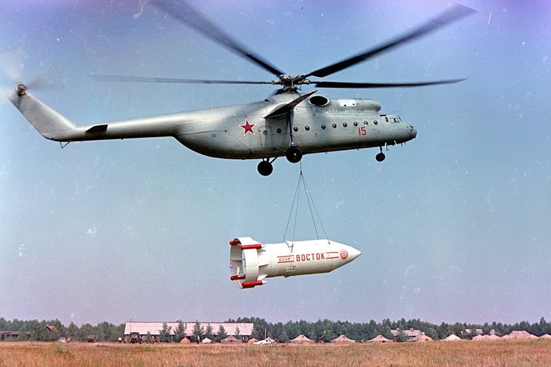 Ми-6 (по классификации НАТО: «Крюк») создавался для переброски мобильных тактических ракетных комплексов «Луна». Первый в мире серийный вертолет с двумя газотурбинными двигателями со свободной турбиной. Вертолеты России, Ми-1, Ми-24, Ми-8, авиаконструктор Михаил Миль
