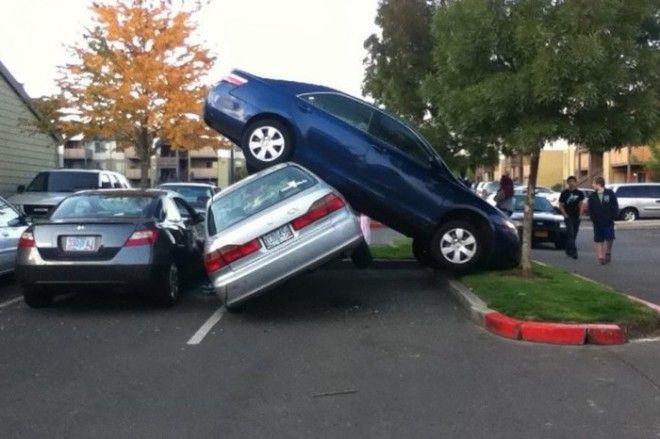 Американка попала в 26 аварий и разбила десятки машин, но не по ее вине Американка попала в 26 аварий и разбила десятки машин, но не по ее вине девушки