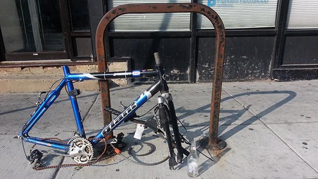 В Чикаго от припаркованных великов остаются рожки да ножки В Чикаго от припаркованных великов остаются рожки да ножки америка