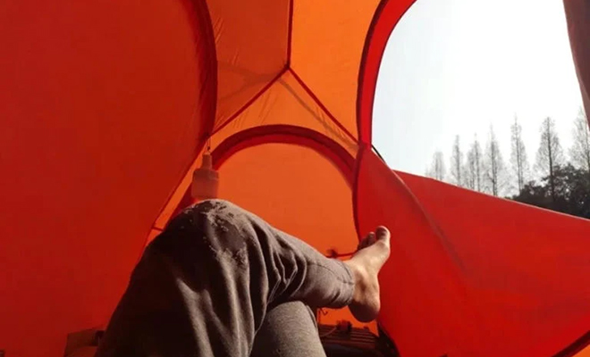 Мужчина решил, что хочет вместо работы только отдыхать. 200 дней живет в палатке и говорит, что так лучше 