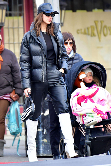 Ковбои в городе: Ирина Шейк представила стильный образ на прогулке с дочкой и мамой Ковбои в городе: Ирина Шейк представила стильный образ на прогулке с дочкой и мамой Мода,Стиль звезд