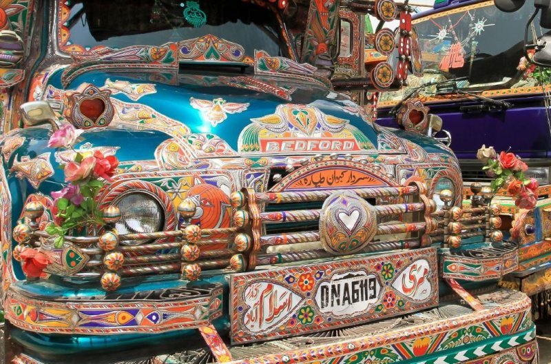 Богато украшенная кабина — гордость любого владельца грузовика. авто, автомобили, автотюнинг, грузовик, декор, пакистан, рисунок, тюнинг