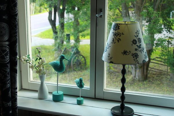 Почему в Швеции ночью во многих домах оставляют жалюзи открытыми, а в окна ставят свечи и лампы? где и как,идеи для дома,интерьер и дизайн,кто