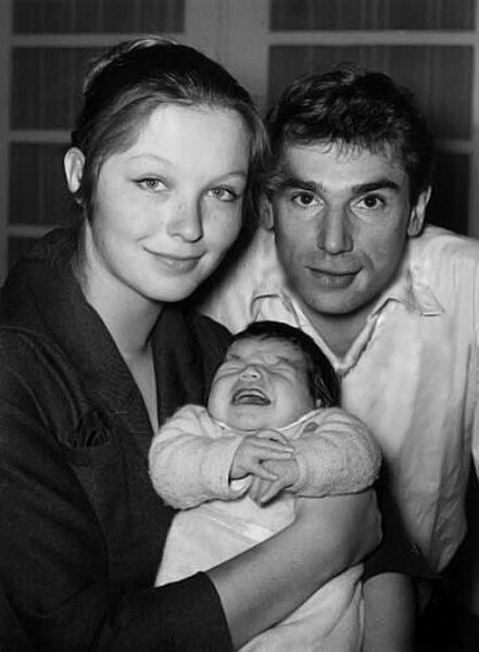  
Марина Влади и Робер Оссейн с сыном Петром 