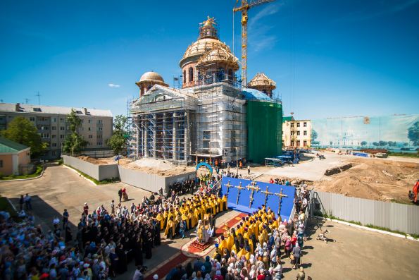 На собор Казанской иконы Богородицы водружен главный крест