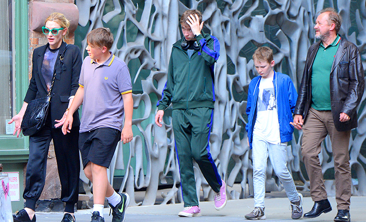 Как быстро растут чужие дети: Кейт Бланшетт с сыновьями на прогулке в Нью-Йорке