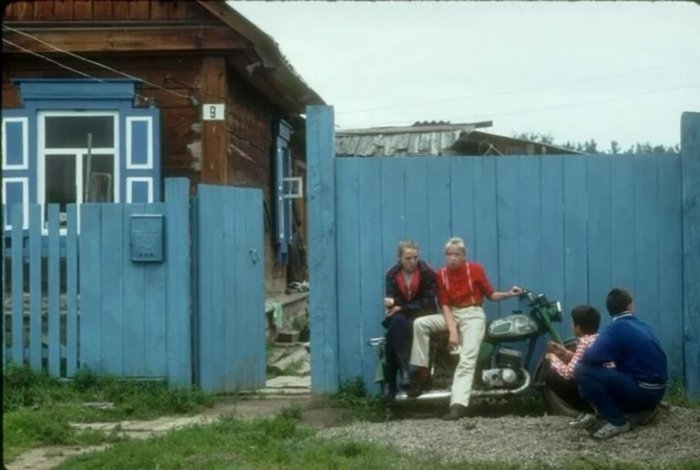 Подборка ретро-фотографий из 90-х Россия, 1990е, Москва, Москве, 1990х, денег, Очередь, деньги, рынке, прохожему», «случайному, выпадал, подставного, предлагали, больше, Акция, мелочей, подставному, билет, точно