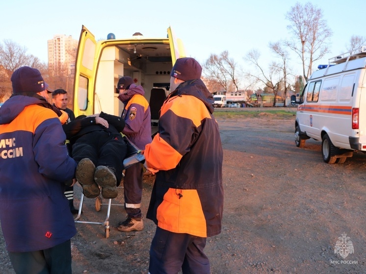 Спасатели эвакуировали с острова в Хабаровск пенсионера с переломанными ребрами