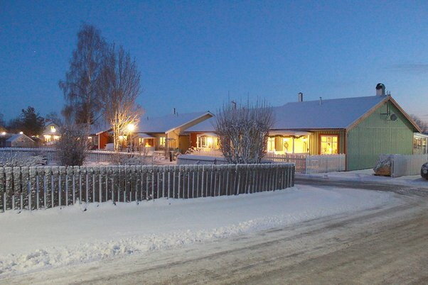 Почему в Швеции ночью во многих домах оставляют жалюзи открытыми, а в окна ставят свечи и лампы? когда, Швеции, лампы, окнах, Почему, здесь, кажется, темное, время, имеет, лампа, вносить, визуальную, иллюстрации, выглядит, людным Я, также, чувствую, большей, безопасности