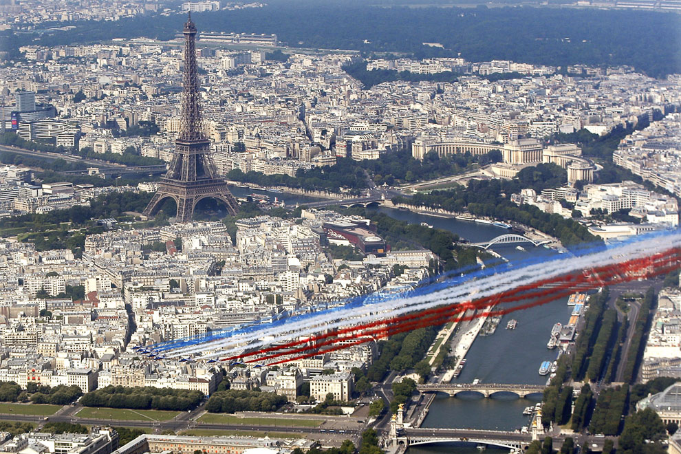В небе над Парижем знаменитая пилотажная группа Patrouille de France