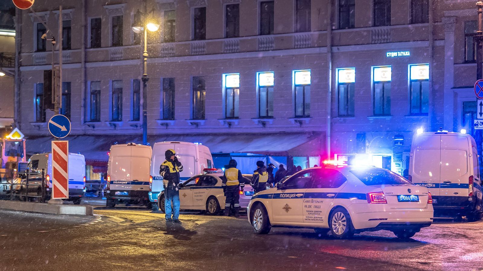 Что произошло в санкт петербурге сегодня взрыв. Мигалки полиции. Теракт в Санкт Петербурге 2017. Взрыв в кафе в Санкт-Петербурге. Теракт в Питере на набережной.