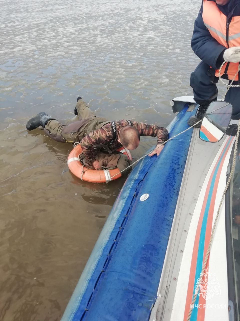 Под Васильсурском сотрудники МЧС спасли тонущего рыбака, провалившегося под лёд