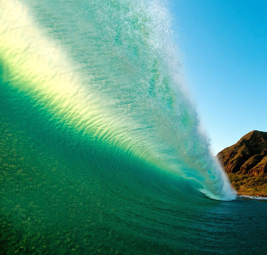 Как выглядят волны изнутри: 
потрясающе красивые 
фотографии морской стихии