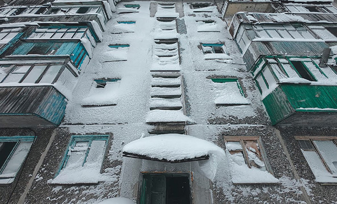 Парень приехал в Воркуту и увидел перед собой ледяной город-призрак. Пустые квартиры с мебелью отдают здесь бесплатно