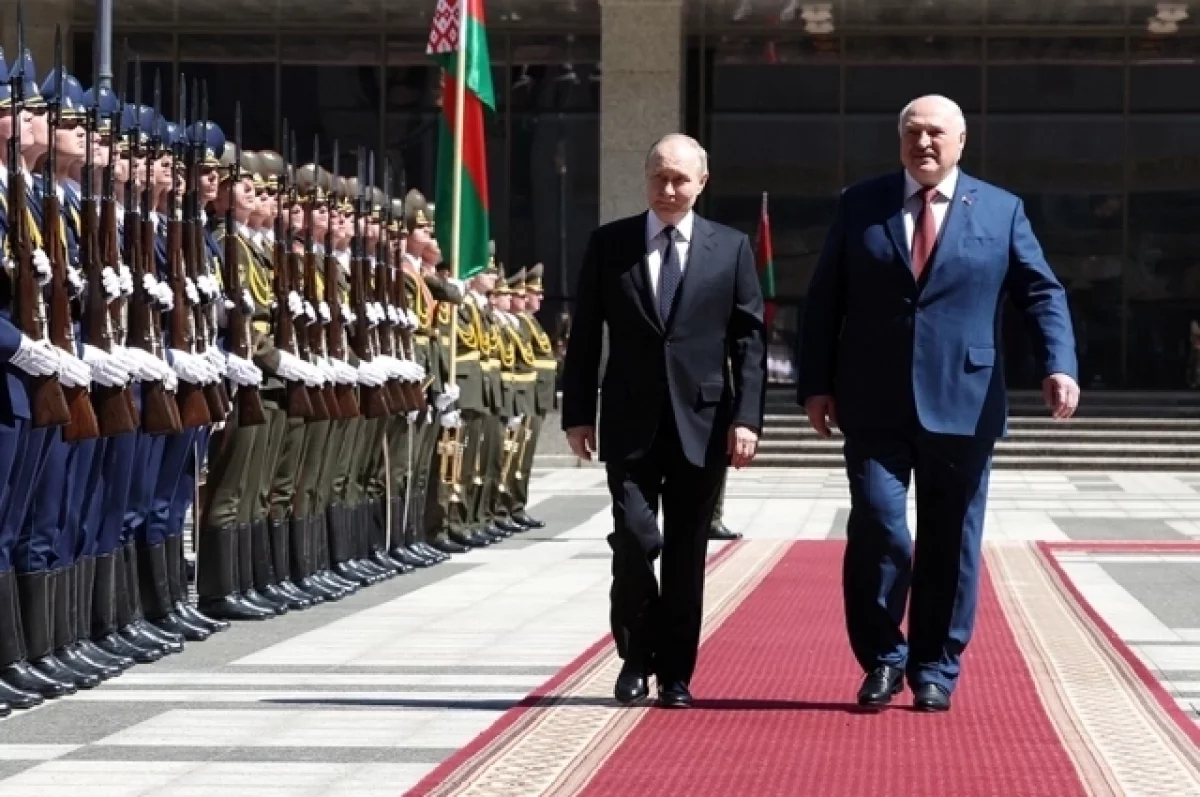 Лукашенко лично проводил Путина в аэропорту Минска