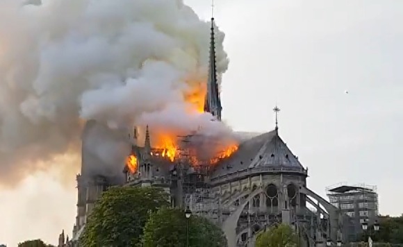 В Париже горит собор Парижской Богоматери Нотр-Дам,общество,пожар
