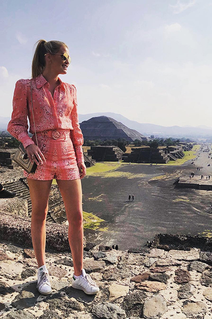 Китти Спенсер отдыхает в Мексике и делится фото в ярких мини-шортах звездный стиль