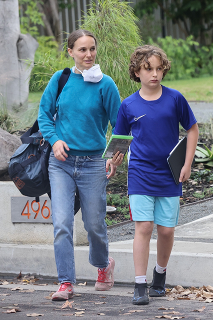 Off-duty: Натали Портман с сыном на прогулке в Лос-Анджелесе Новости