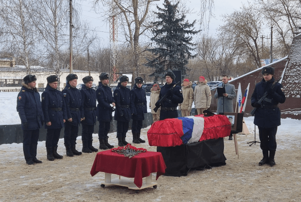Нижегородских школьников выставили в караул на похоронах бойца СВО