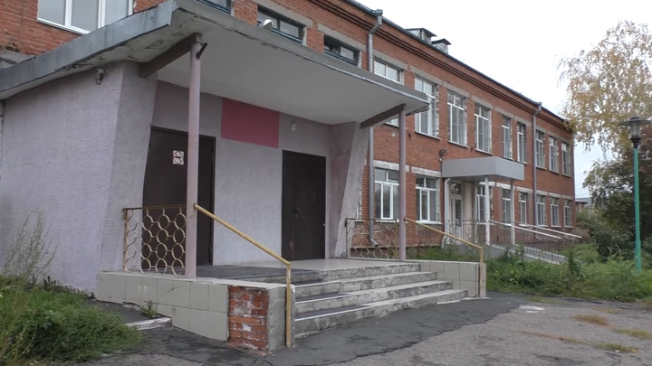 Хостел для мигрантов вместо школы: скандал разгорелся в Кемерове из-за махинаций с недвижимостью
