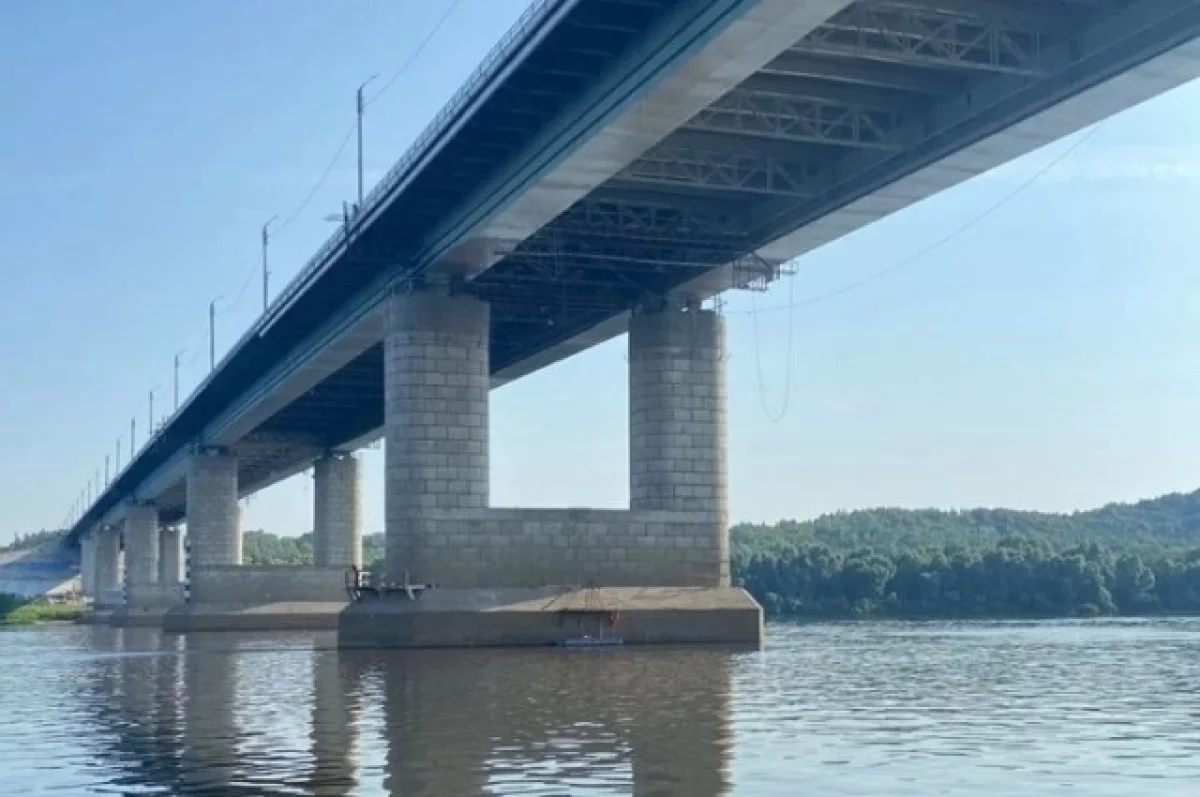 В Нижнем Новгороде с моста упала в Оку подвесная люлька с рабочими