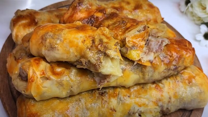 Вкусные рулеты с мясной начинкой. Снимаю шляпу перед тем, кто придумал этот рецепт: век живи век учись Вкусные рулеты с мясной начинкой. Снимаю шляпу перед тем, кто придумал этот рецепт: век живи век учись тесто, часть, блюдо, лепешку, пирожки, половину, выкладываем, Смазываем, масло, каждую, части, равные, мясом, вкусные, четверть, фаршем, Очищенный, картофель, смешиваем, нарезаем