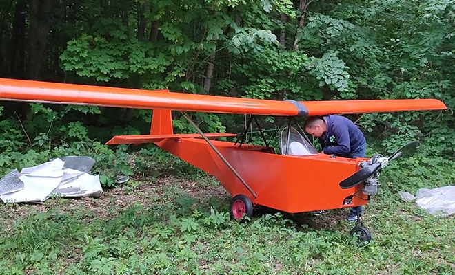 Мужчина собрал в гараже настоящий самолет, вывел в поле и попробовал полететь: видео