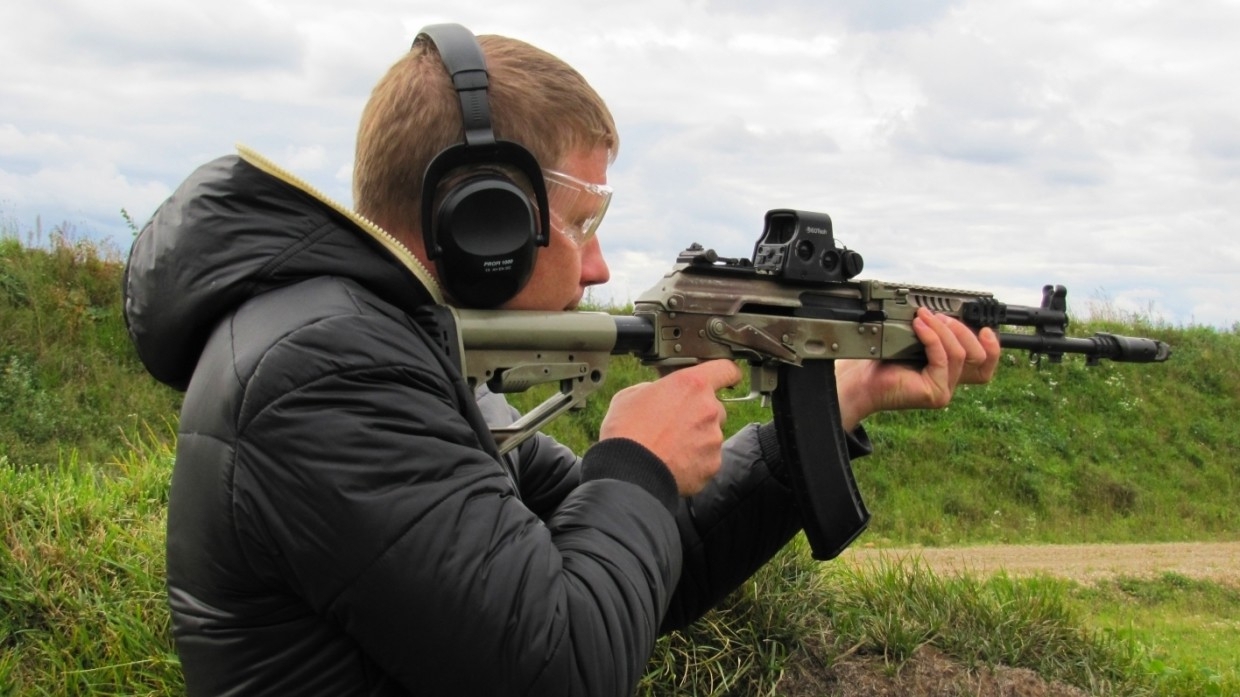 Морпех из США решил выяснить, превосходит ли российский автомат АК-12 американскую М4