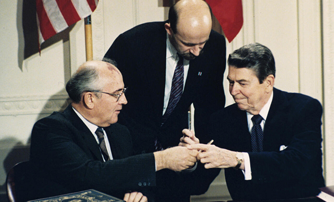В 1985 году президент США приехал на срочную встречу с Горбачевым. Он просил помощи в защите от инопланетян