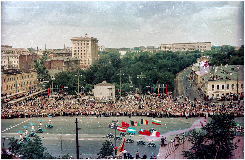 Хрущевская оттепель на деле: 34 000 иностранцев на фестивале в Москве в 1957 году