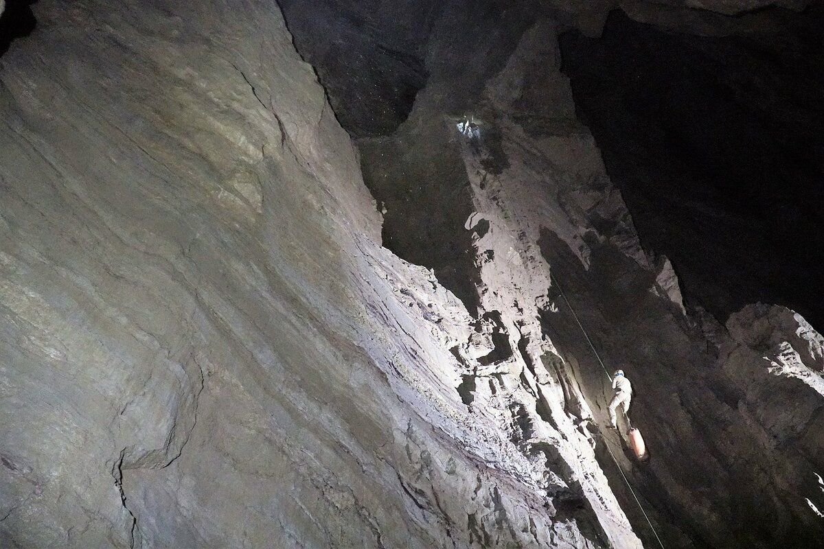 Спелеолог П. Демидов поднимается по 156-метровому колодцу/ © commons.wikimedia.org
