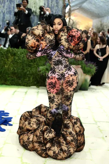 13 неудачных образов Met Gala: Хайди Клум в образе статуи, Хейли Бибер в золоте и 