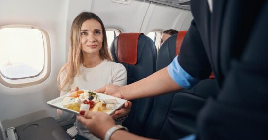 Сухо как в пустыне и зубы болят: что происходит с телом человека во время авиаперелета