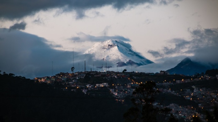 Вершина второй по высоте горы в Эквадоре, которая входит в число самых высоких действующих вулканов в мире, интересна тем, что она сформирована из двух кратеров, напоминающих своей формой идеальный круг.