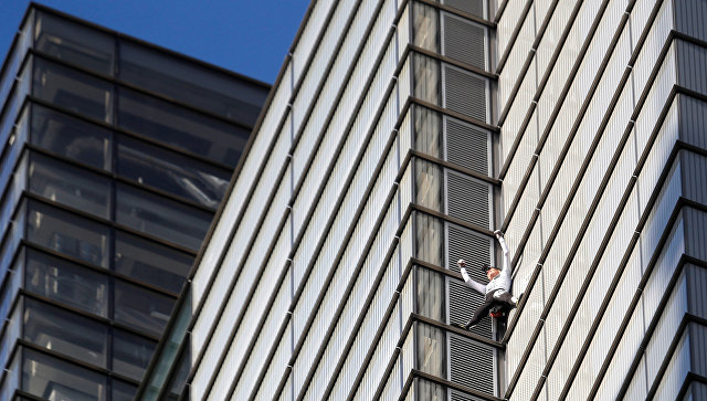 Французский скалолаз Ален Робер, известный по прозвищу Человек-паук, подбирается к вершине небоскреба Heron Tower в деловй части Лондона. 25 октября 2018