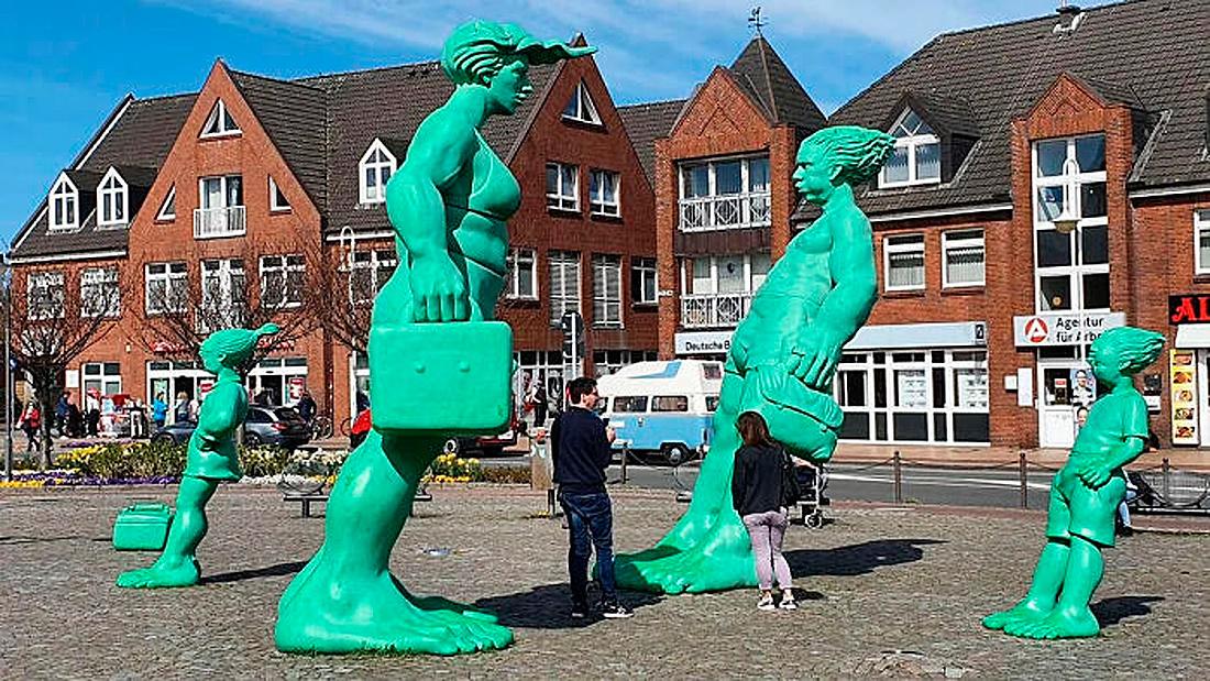 Скульптура Великаны-путешественники на ветру