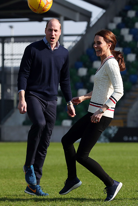 Кейт Миддлтон сыграла с принцем Уильямом в футбол на стадионе в Ирландии Монархи / Британские монархи