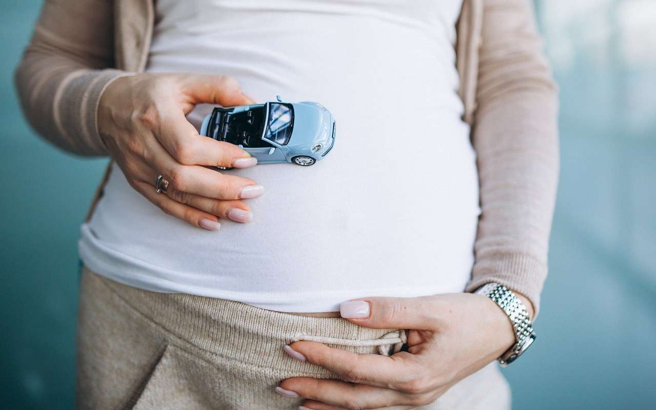 Беременным женщинам можно водить машину? Допустимо, но есть риски — врач
