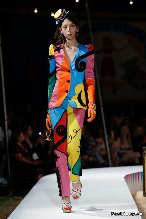 Moschino Круизная коллекция 2019 Moschino Круизная коллекция 2019