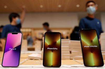 Apple's iPhone 13 models are pictured at an Apple Store on the day the new Apple iPhone 13 series goes on sale, in Beijing, China September 24, 2021. REUTERS/Carlos Garcia Rawlins