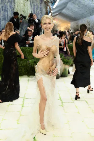 13 неудачных образов Met Gala: Хайди Клум в образе статуи, Хейли Бибер в золоте и 