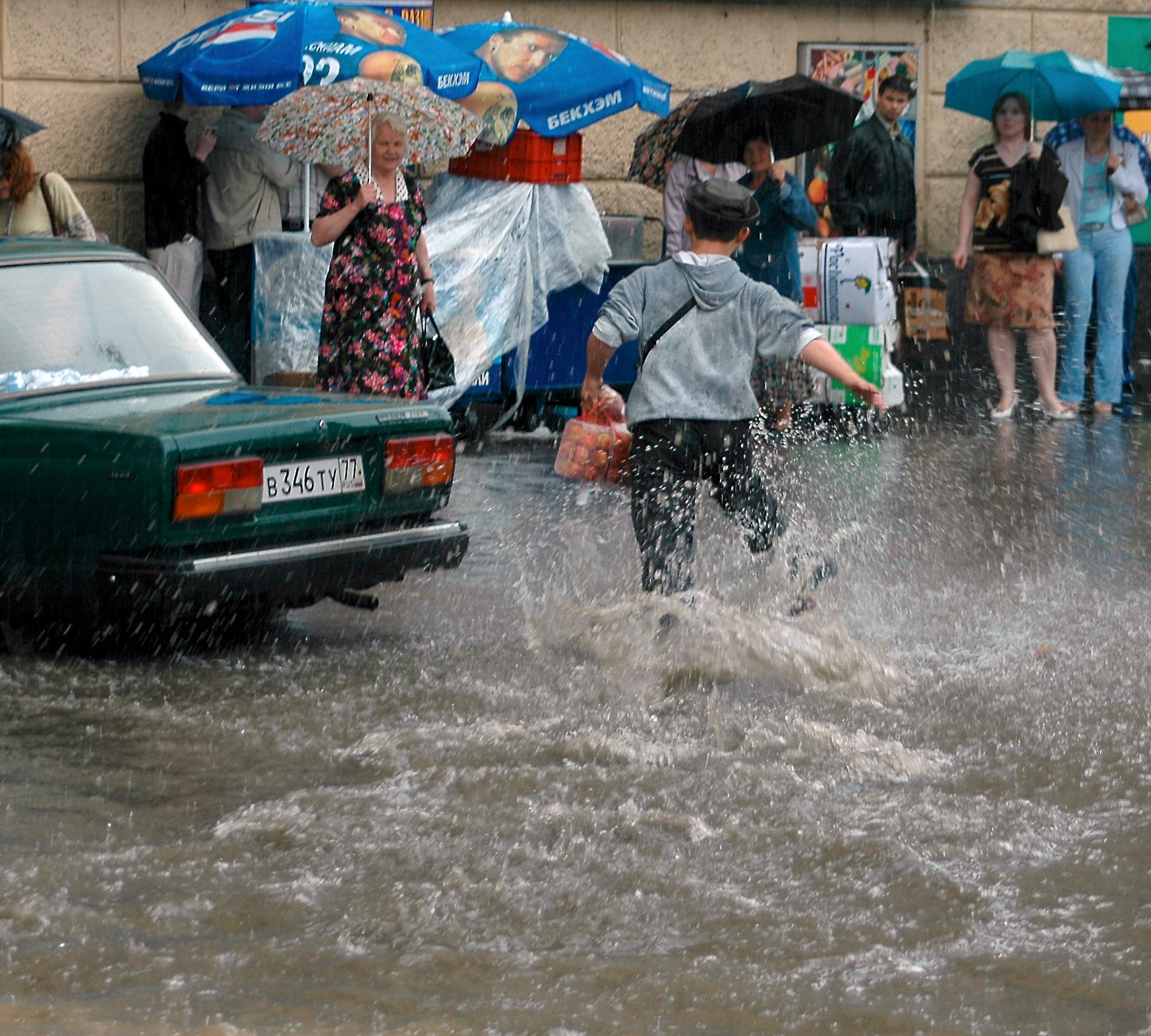 Челябинск после ливня: затопленные улицы, утонувшие машины
