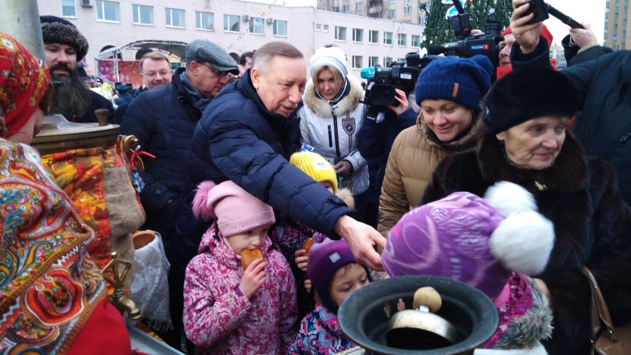Беглов и Милонов побывали на новогодней ярмарке в Шушарах