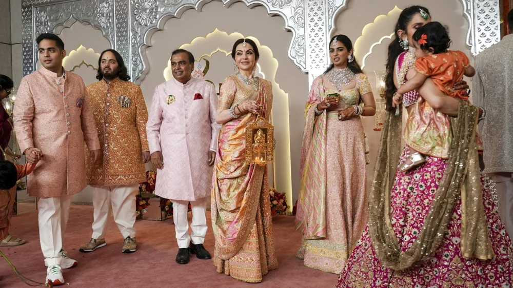 Платье в изумрудах и бриллианты в сто карат. Какие наряды выбрали участники «свадьбы века» в Индии