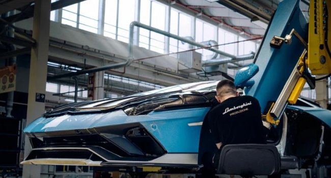 Компания Lamborghini выпустила последний Aventador Автомобили