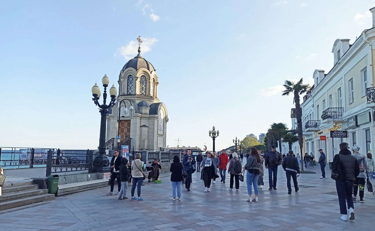 Приезжают с георгиевскими ленточками и флагами России: отдыхать в Крым едут настоящие патриоты Общество