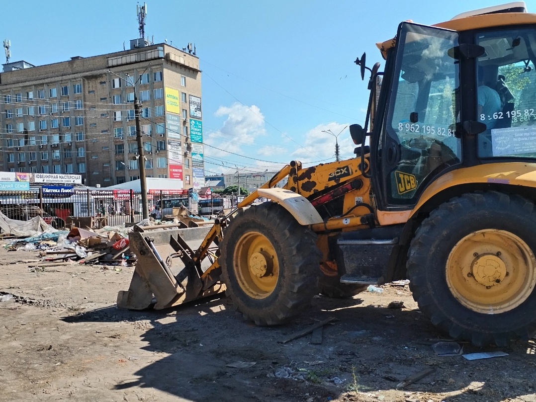 В Смоленске сносят ряды павильонов на Колхозной площади