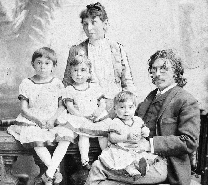 Шалом-Алейхем с женой и детьми.