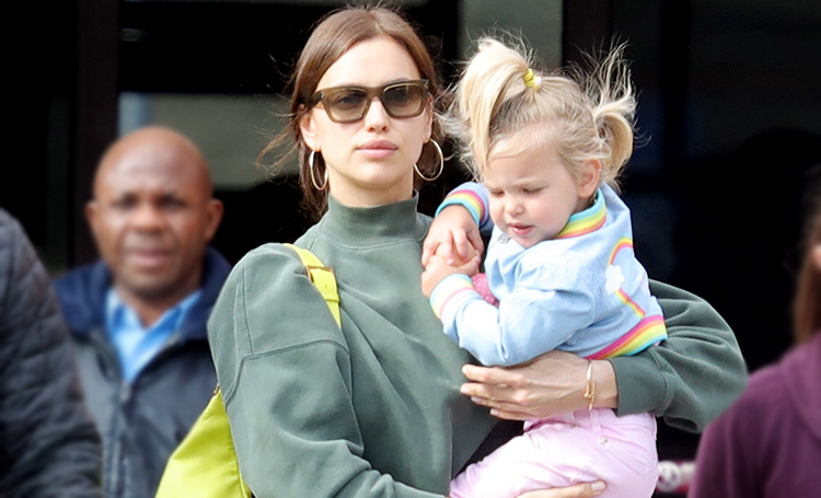 Поездка в Диснейленд и не только: как прошли выходные Ирины Шейк и Брэдли Купера с дочерью